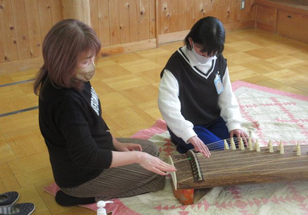 ドバイ選手権 お琴 13弦 すだれ掘り 並甲、舌に蒔絵有り