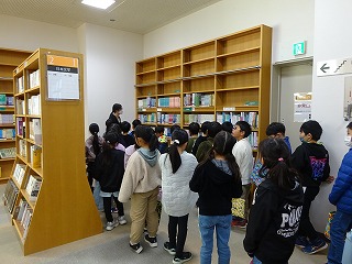 各務原市中央図書館へ 2年生